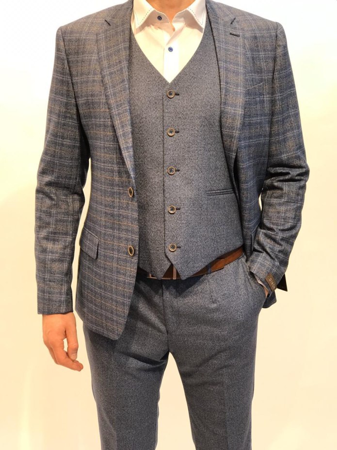 Мужской костюм слим фит серый
