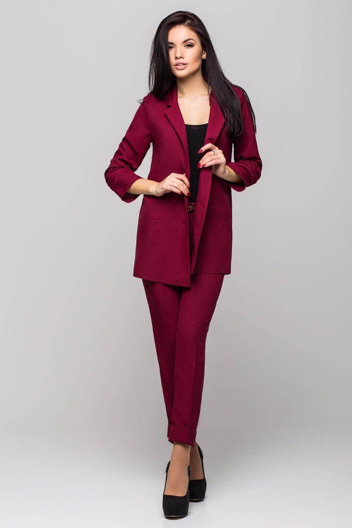 Кэндис Свейнпол в брючном костюме