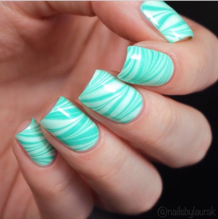 Мятный маникюр с полосками
