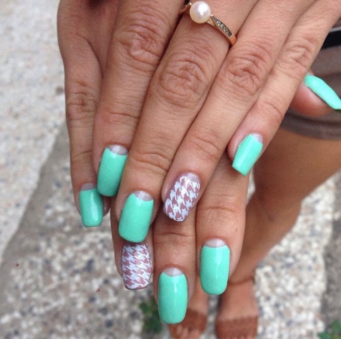 Красивый маникюр мятного цвета