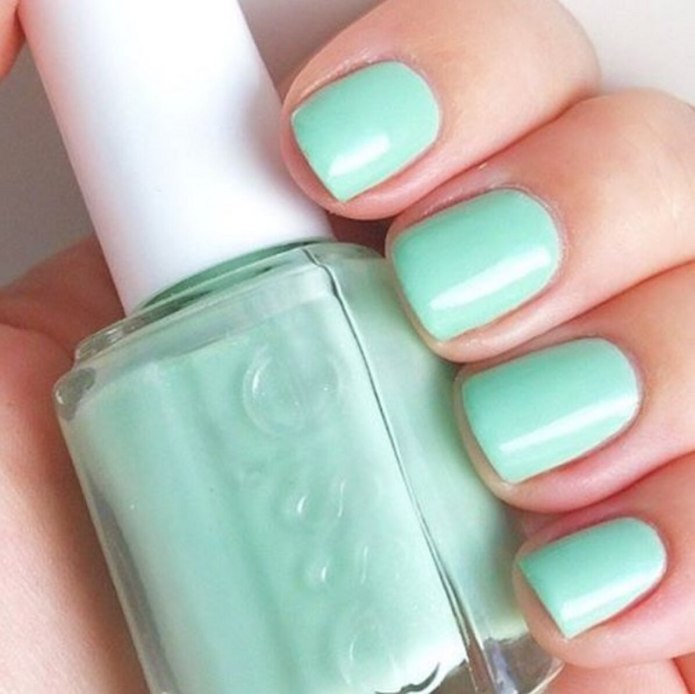 Мятный лак на короткие ногти