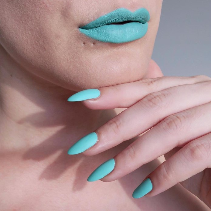 Ногти ментолового цвета