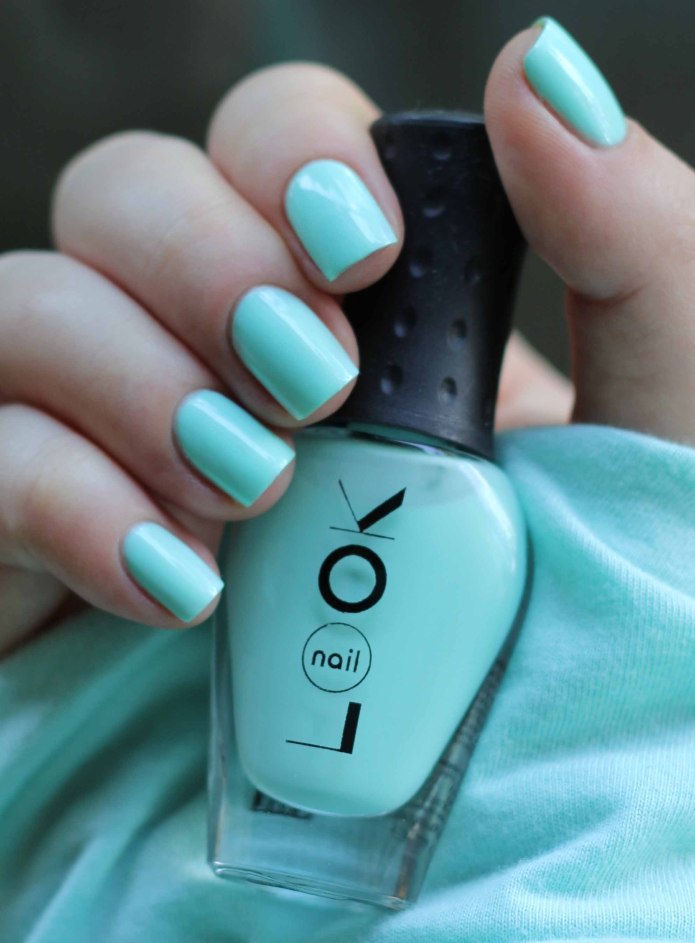 Мятный лак для ногтей