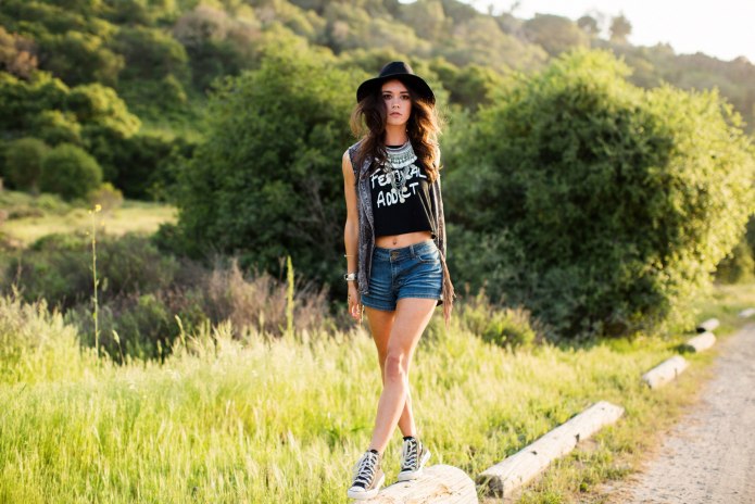 Девушка в шортах