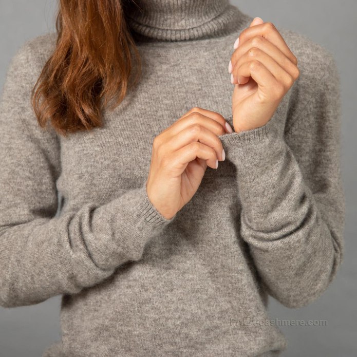 Вязаный свитер женский