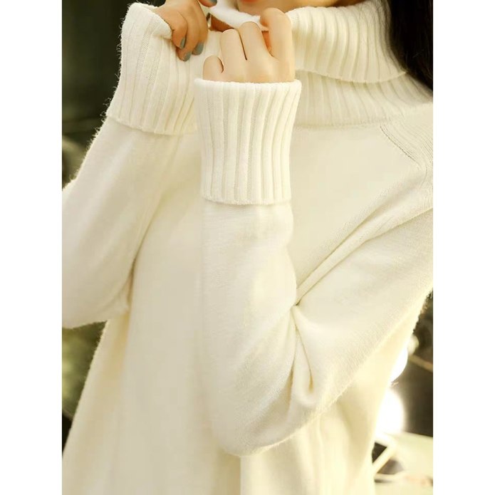 Белый вязаный свитер женский