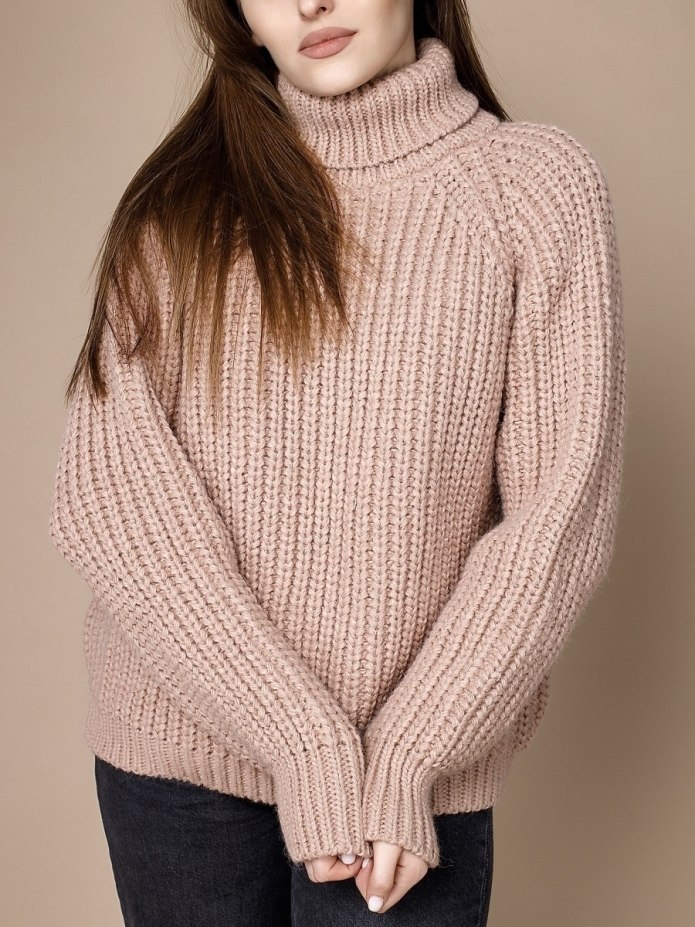 Вязаный шерстяной свитер