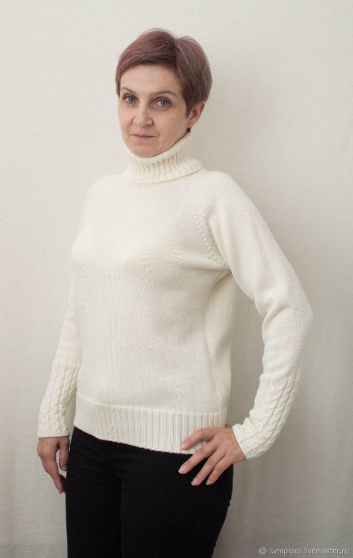 Вязаный свитер женский
