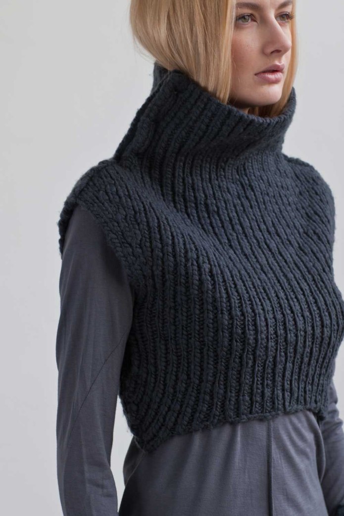 Вязаная безрукавка с горлом