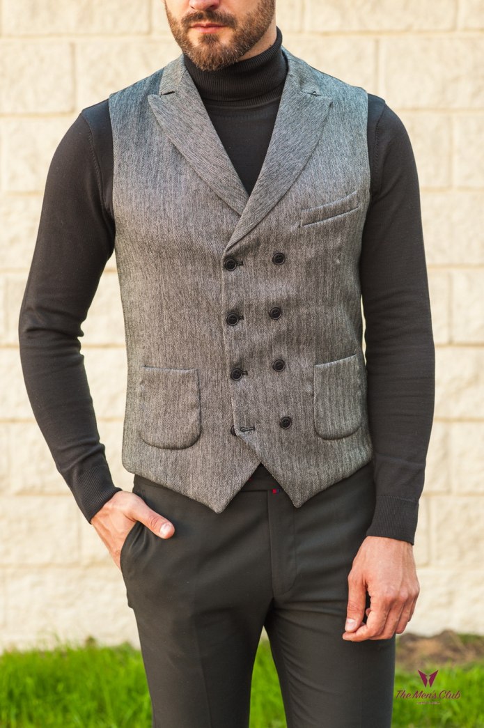 Вязаная жилетка с горлом