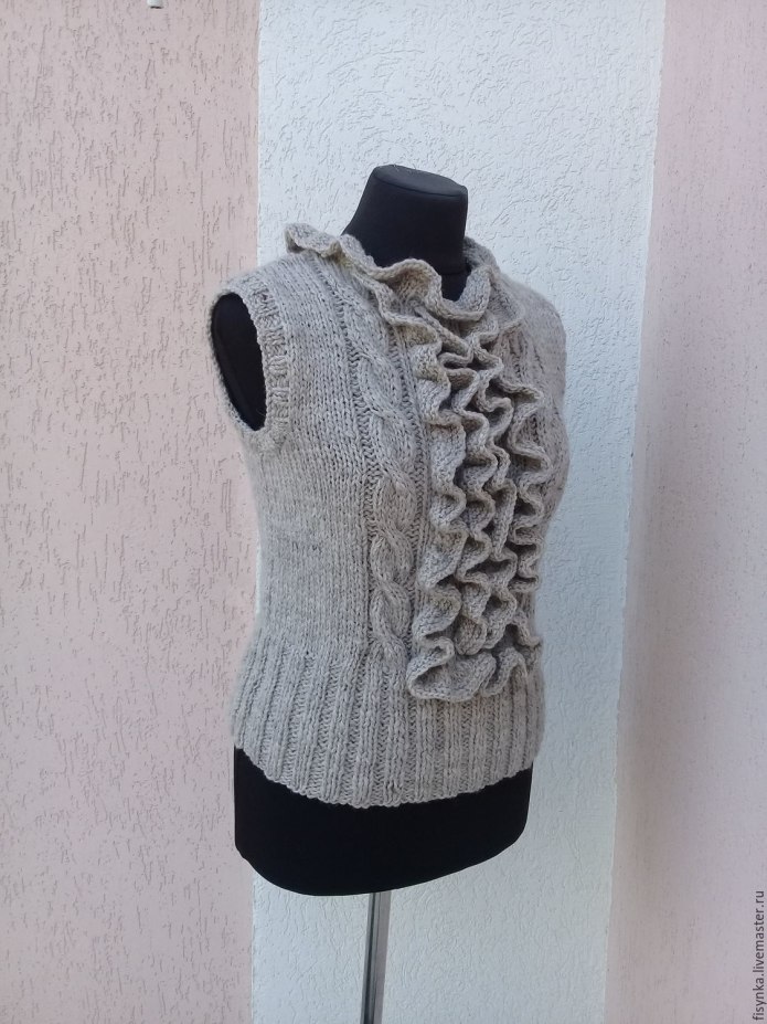 Вязаная жилетка с воротником стойкой