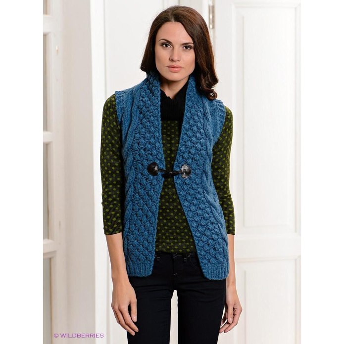 Вязаная жилетка с воротником стойкой