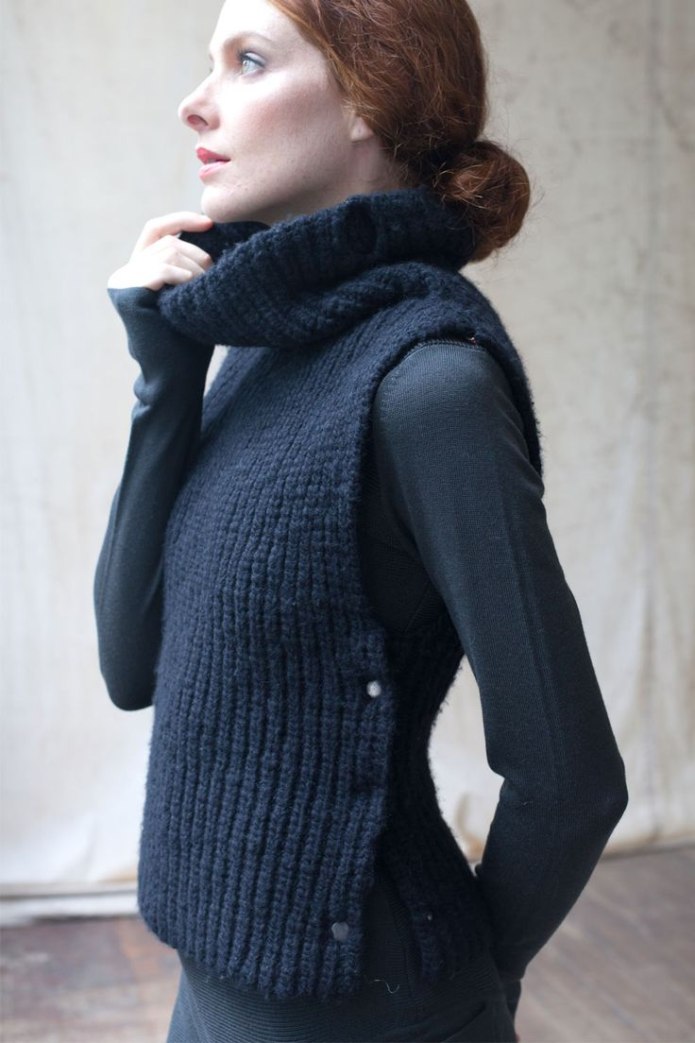 Необычный вязаный жилет