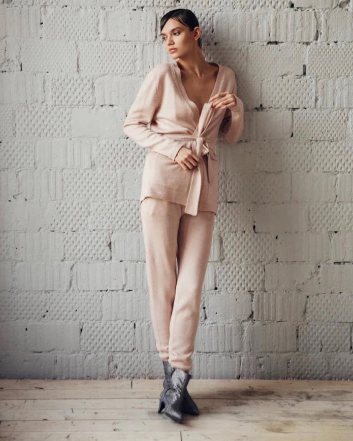 Женский вязаный костюм