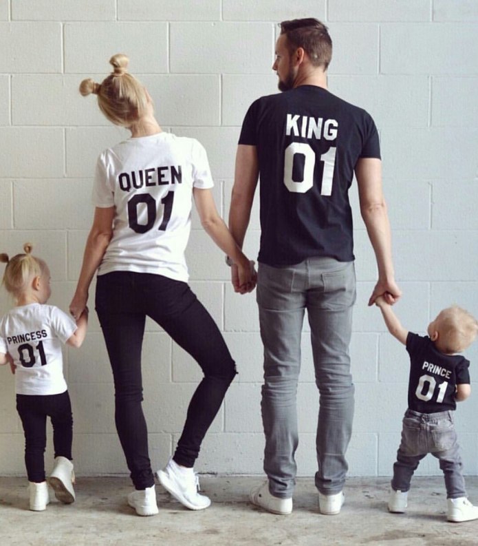 Семья в одинаковых футболках