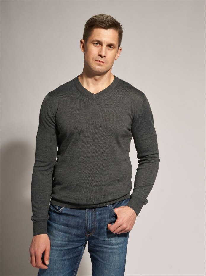 Мужчина в пуловере