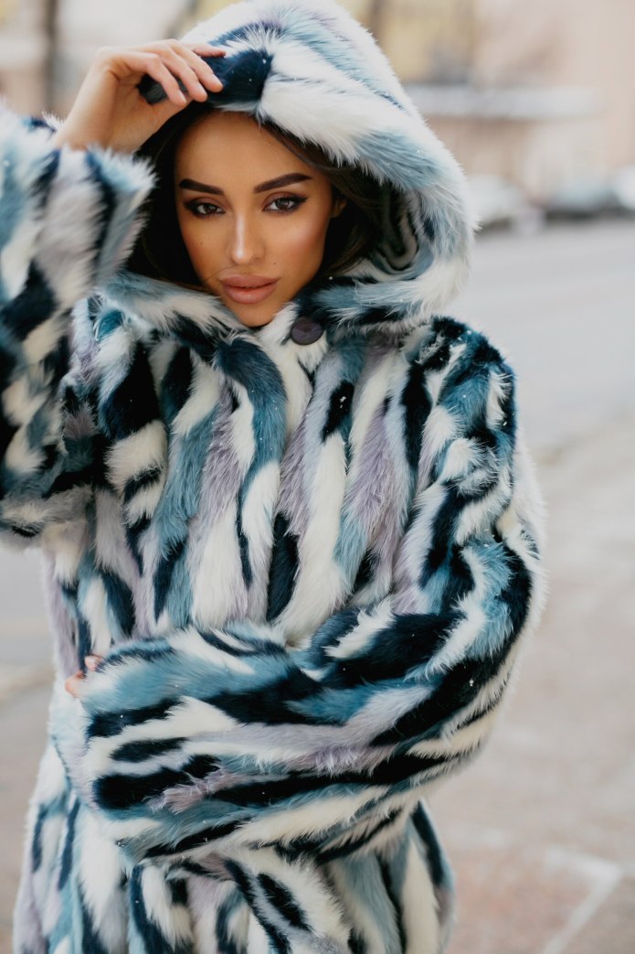 Разноцветная шуба из искусственного меха