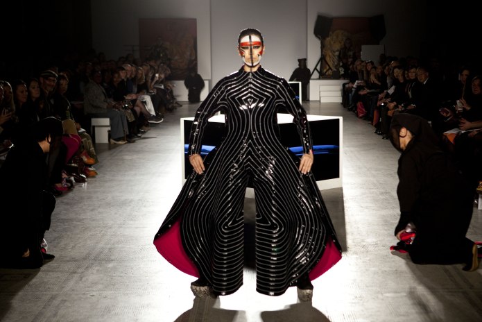 Ёдзи Ямамото Деконструктивизм