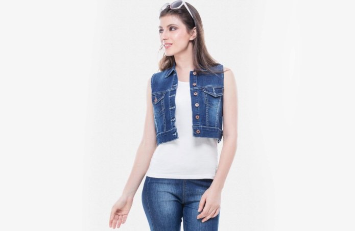 Вязаная жилетка