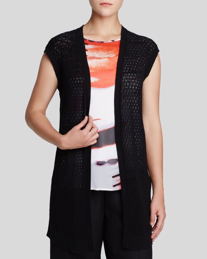 Свитер с блузкой