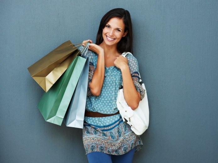 Девушка с покупками