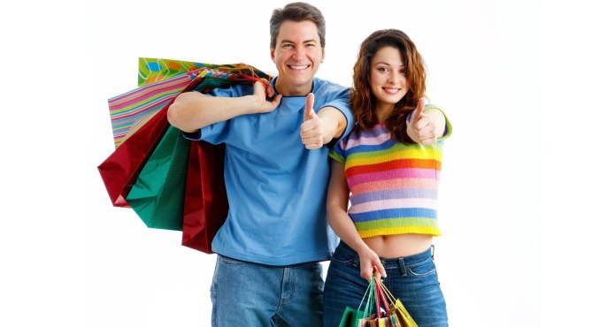 Счастливая семья с покупками