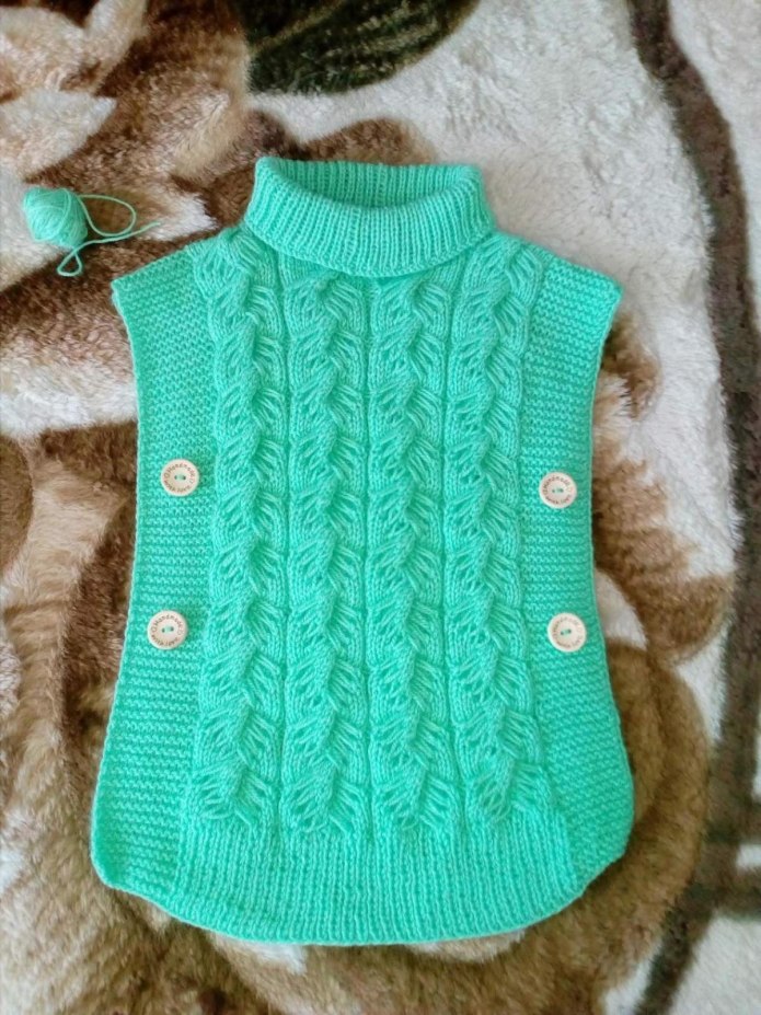 Жилет-пончо для девочки узором турецкая коса