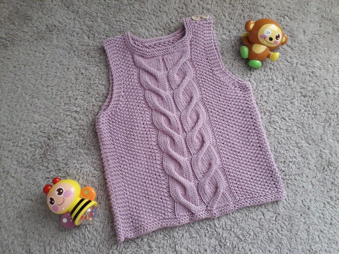 Вязаные детские безрукавки для девочек