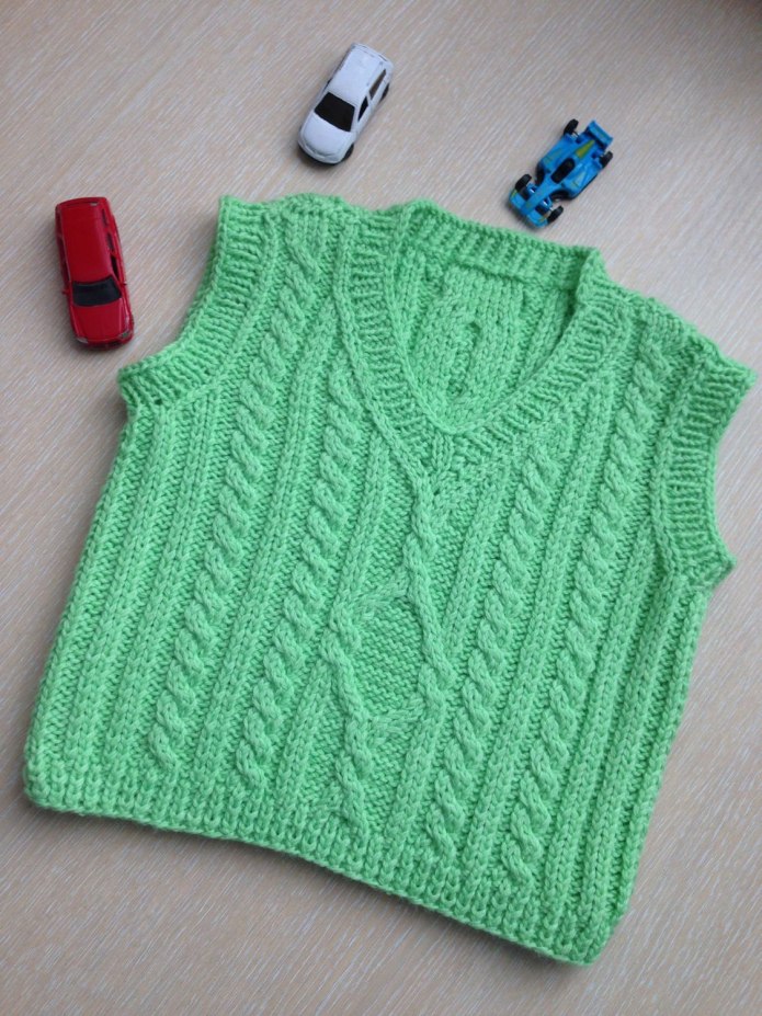 Детский вязаный жилет