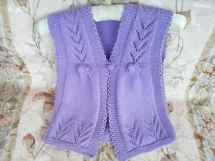Вязаный жилет для девочки