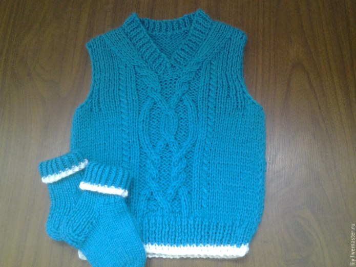 Вязаная жилетка для мальчика