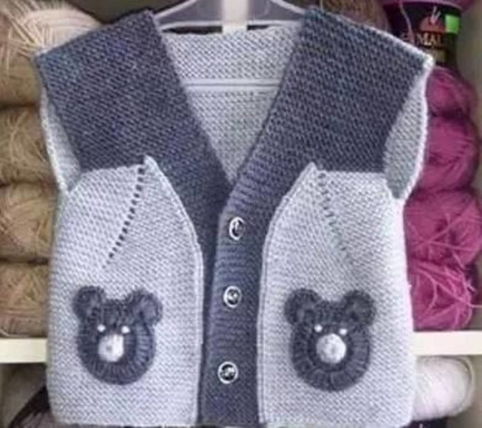 Вязаный жилетик для малыша