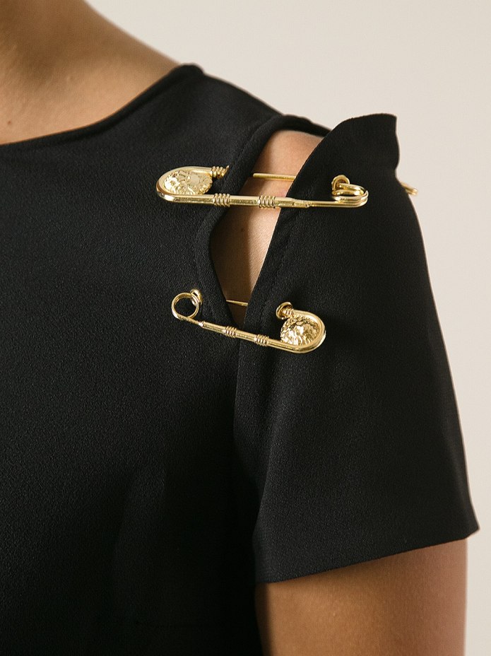 Английская булавка на брюках