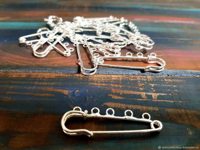 Булавка на одежде