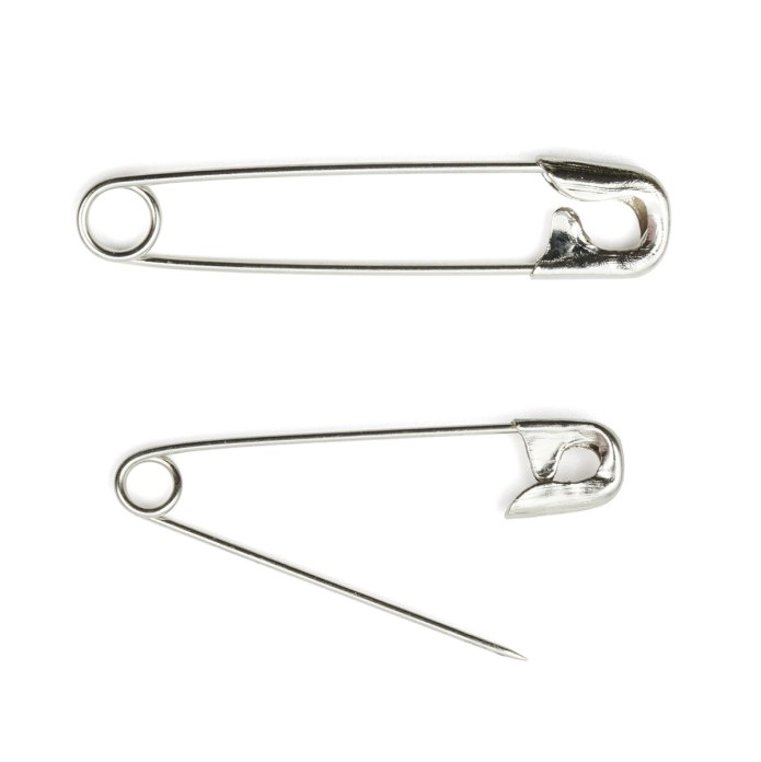 Черная булавка