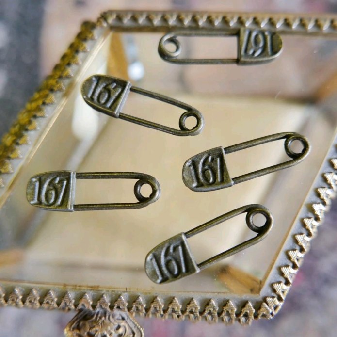 Булавка на одежде