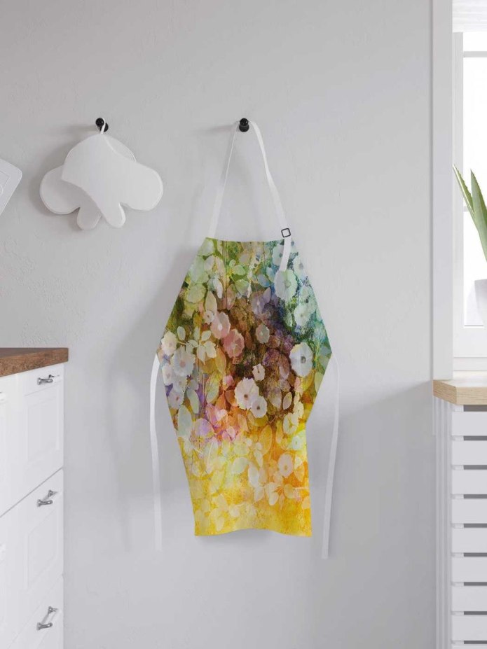 Желтый фартук на кухне