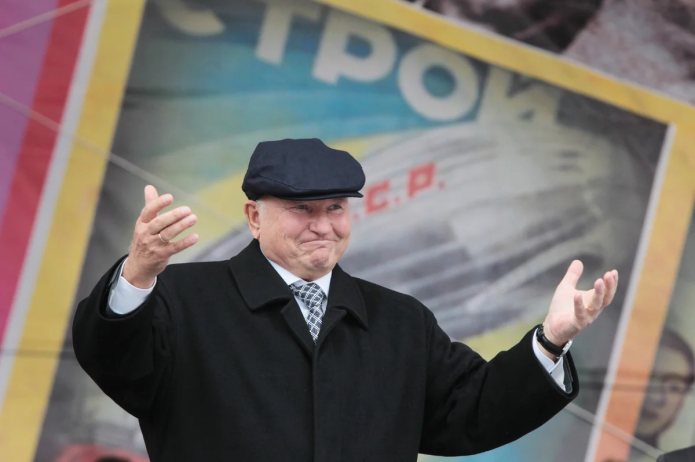 Лужков Юрий Михайлович в кепке