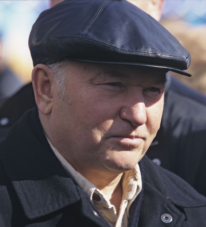 Лужков в шляпе