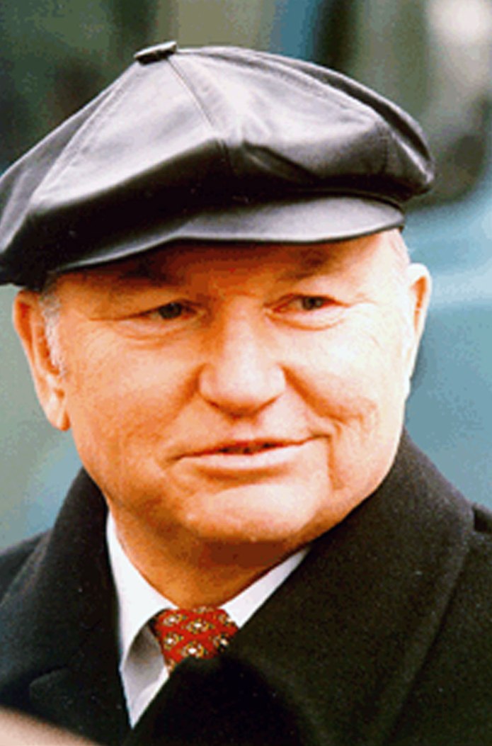 Юрий Лужков в кепке