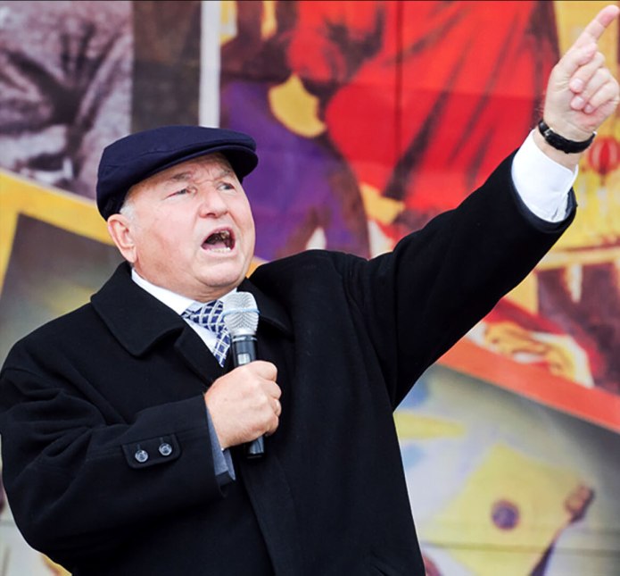 Юрий Лужков в кепке