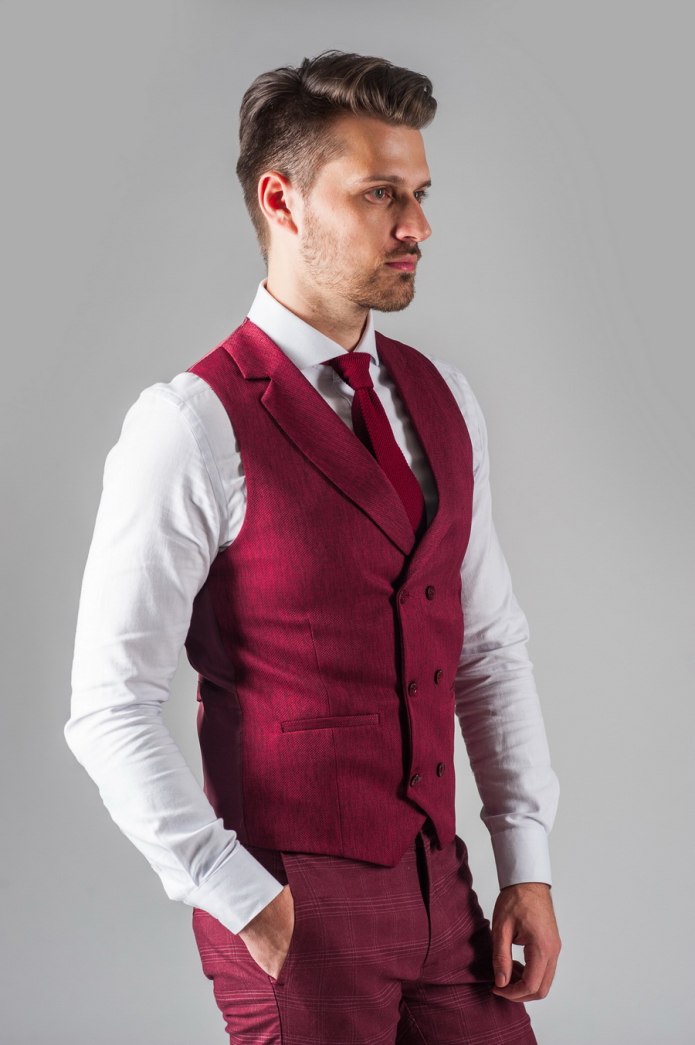 Малиновый жилет с джинсами