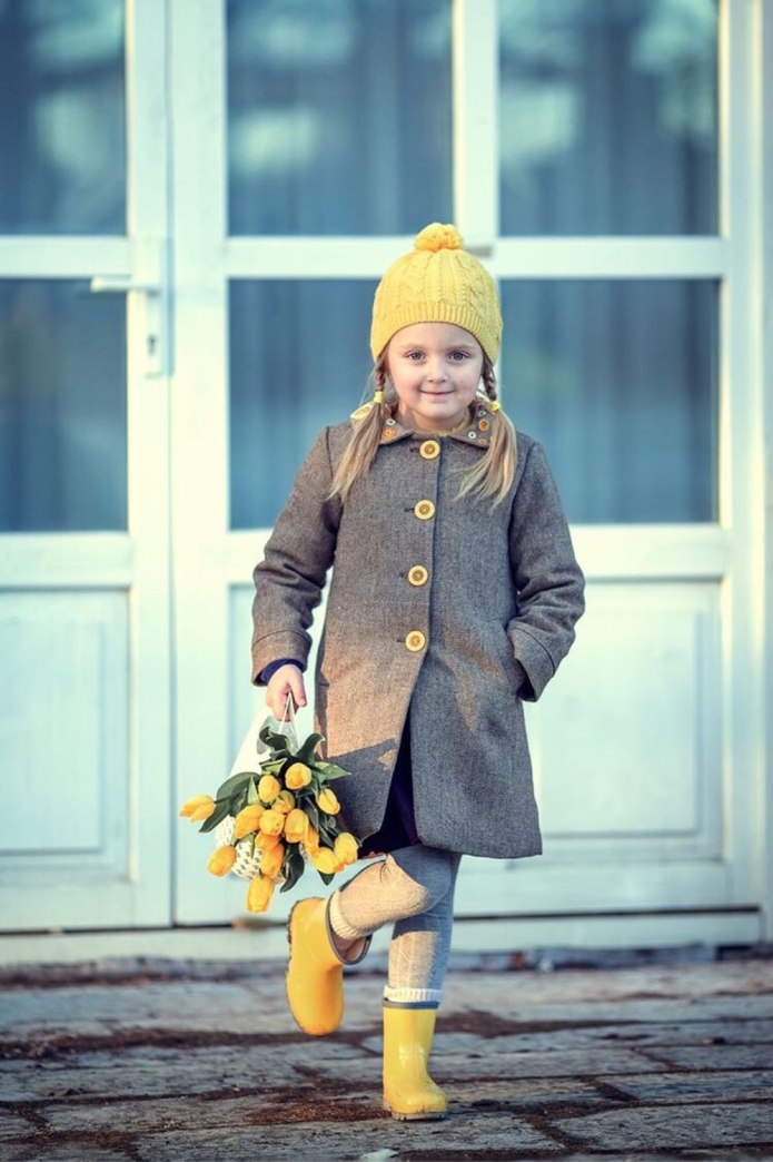 Детская Весенняя фотосессия в пальто
