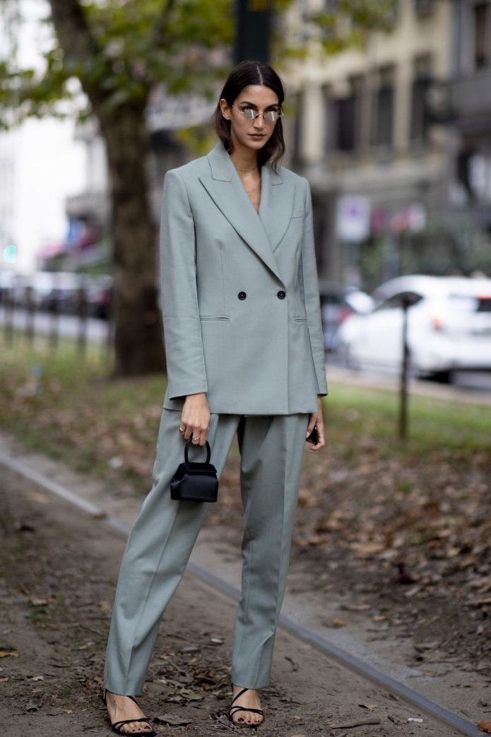 Брючный костюм женский с кедами