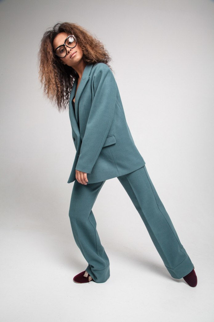 Брючный костюм оверсайз женский