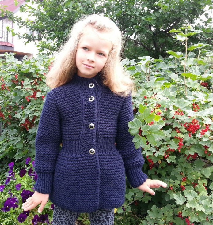 Ажурная вязаная кофточка для девочки