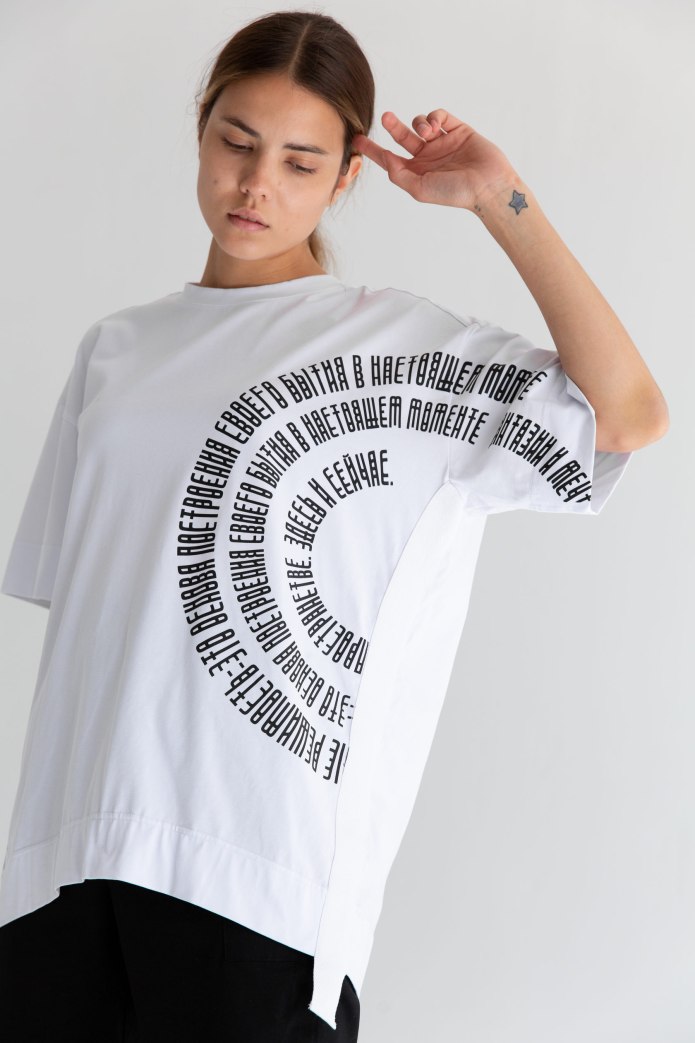 Розовая футболка оверсайз с принтом