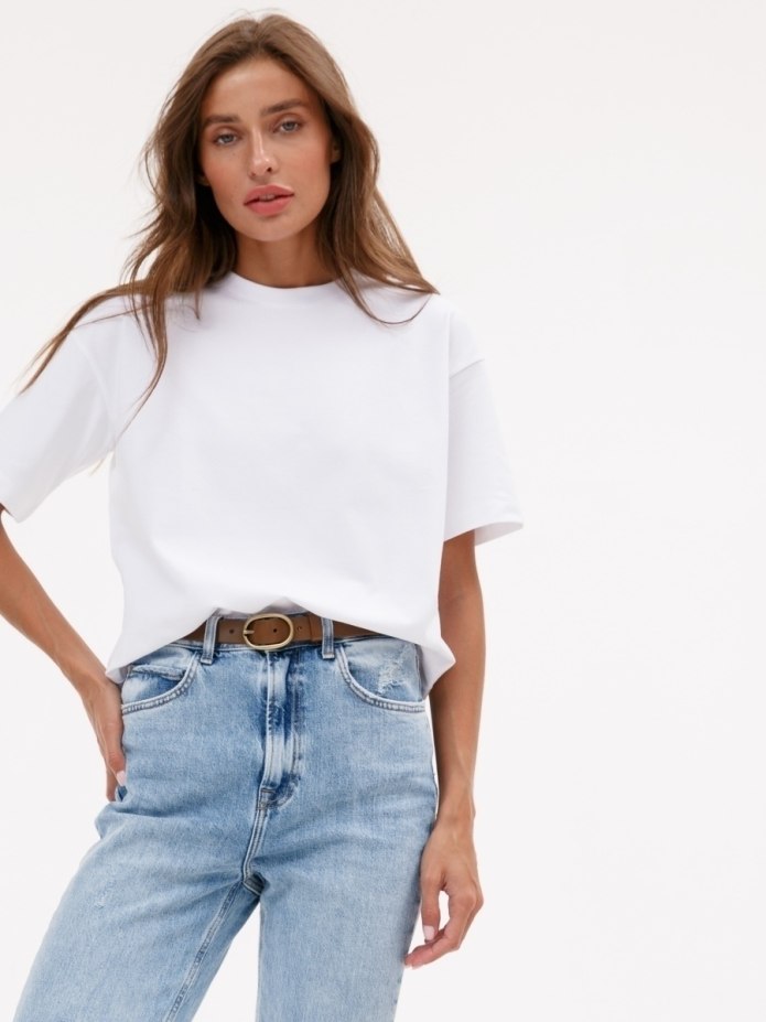 Девушка в белой футболке