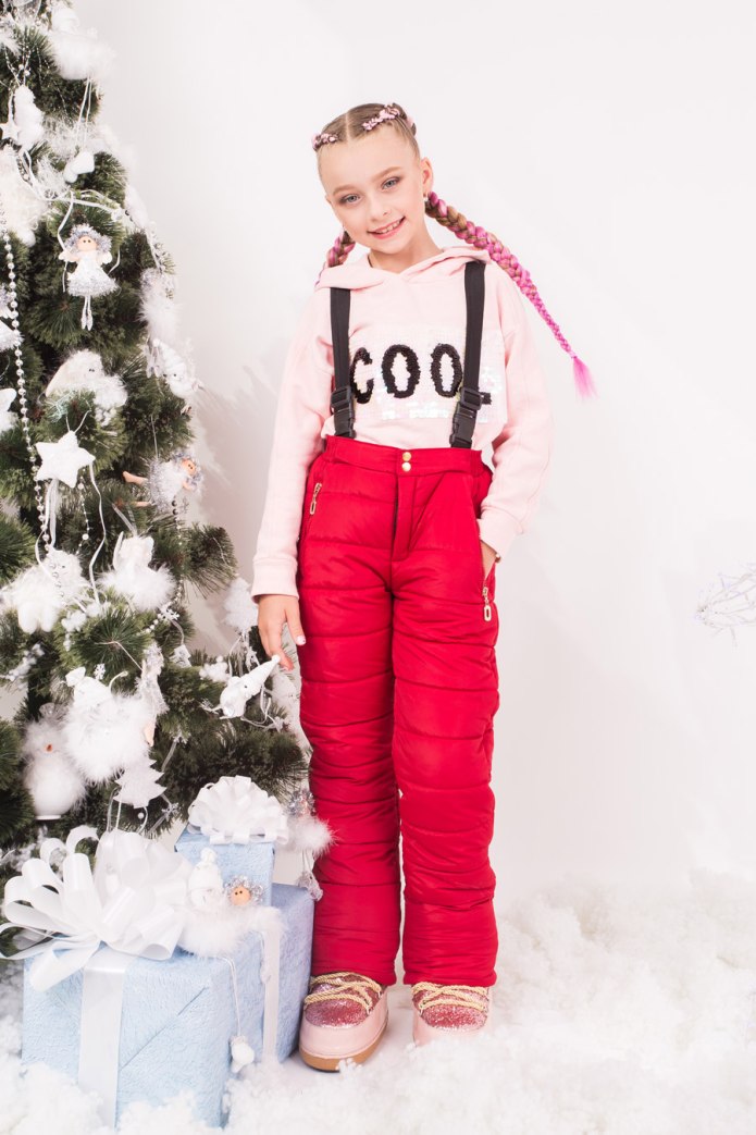 Девочка в зимних штанах