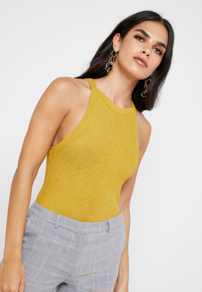 Девушки в бикини с завязками